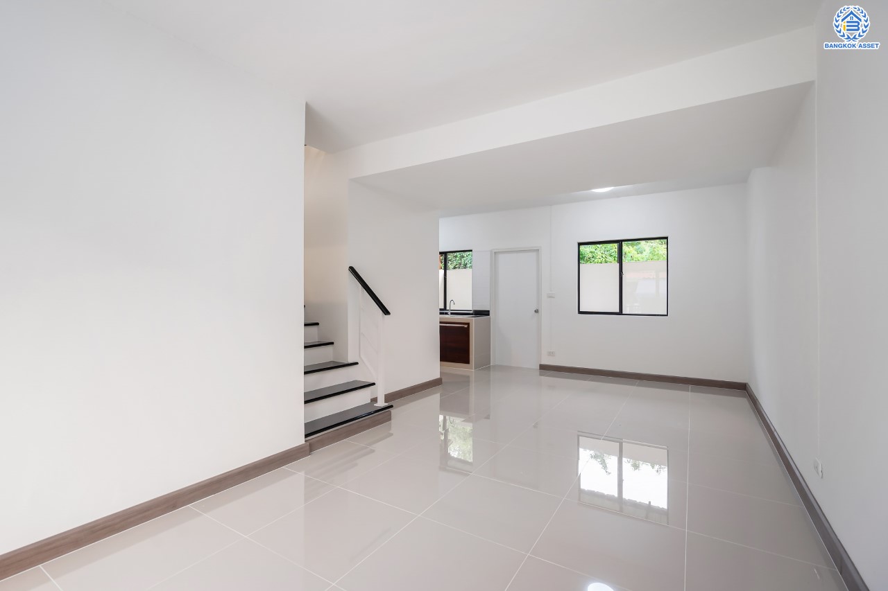 ทาวน์เฮ้าส์มือสอง ย่านนนทบุรี  ม.พฤกษา54 วงแหวน-คลองถนน บ้านพร้อมอยู่สไตล์โมเดิร์น ฟังก์ชัน 3 ห้องนอน 2 ห้องน้ำ จอดรถได้ 1 คัน เนื้อที่ 17.6 ตร.ว. บนทำเลศักยภาพ เชื่อมต่อถนนกาญจนาฯ ใกล้เซ็นทรัลเวสต์เกต รถไฟฟ้าสายสีม่วง "สถานีตลาดบางใหญ่" และ ทางด่วน "ศรีรัช"